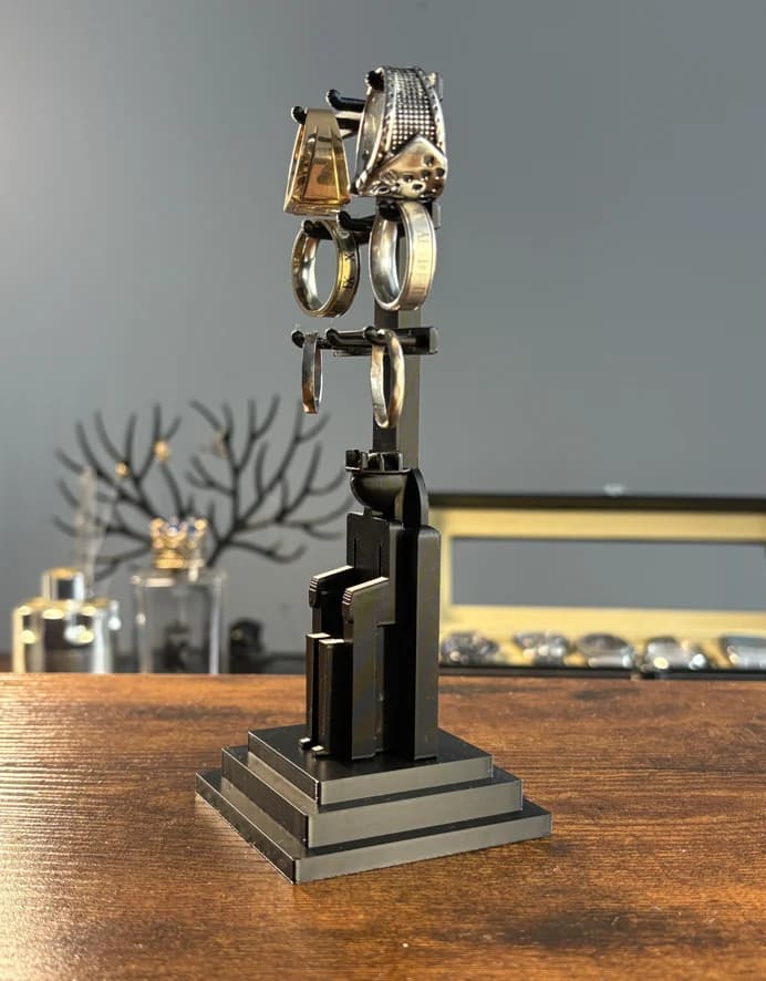 Présentoir à bijoux noir sur un comptoir en bois